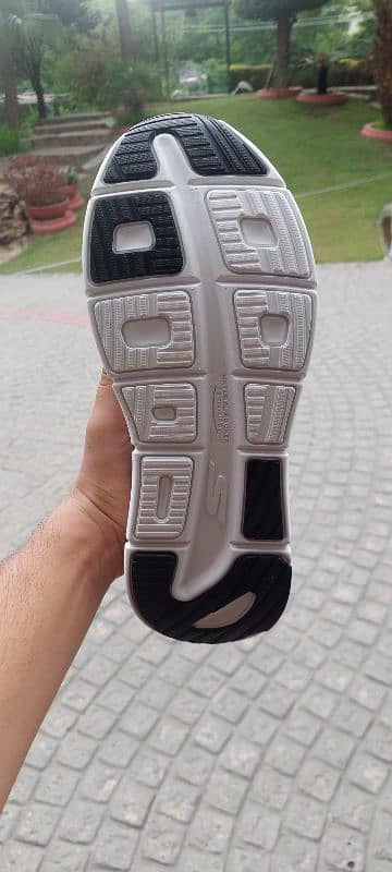 Brand New Skechers Max Cushion Slip-in GO RUN 5