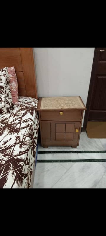 King size bed 2 side table 4