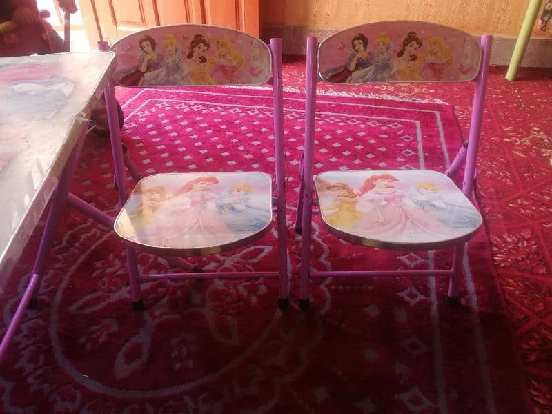 kids chairs and table 0