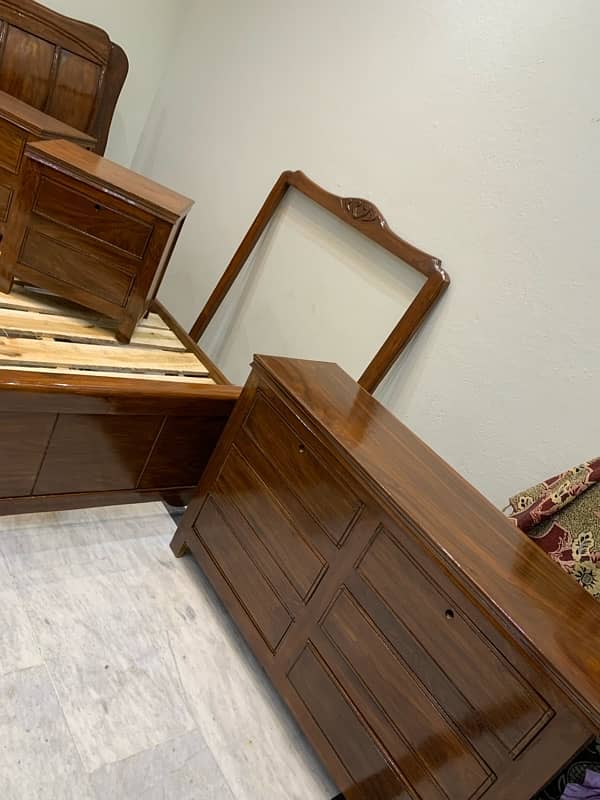 seesham solid wood bed set Brand new Not used (Just call if intrested) 3