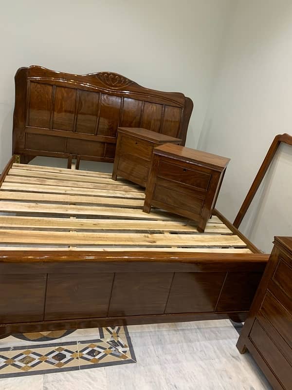 seesham solid wood bed set Brand new Not used (Just call if intrested) 4