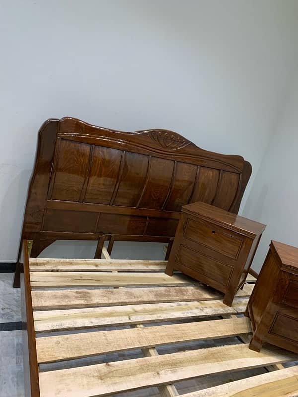 seesham solid wood bed set Brand new Not used (Just call if intrested) 5