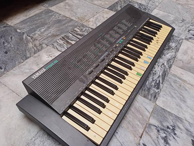 YAMAHA PSR-19 PORTABLE KEYBOARD MADE IN JAPAN 0