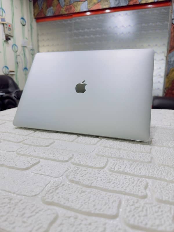 MacBook pro 2018 15.4 inch core i9 CTO 32GB RAM 512GB SSD 6 core GPu 1