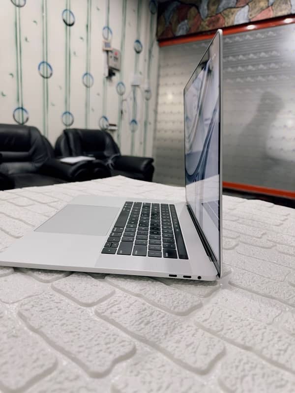 MacBook pro 2018 15.4 inch core i9 CTO 32GB RAM 512GB SSD 6 core GPu 2