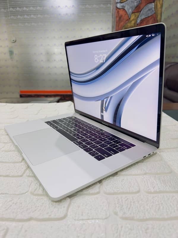 MacBook pro 2018 15.4 inch core i9 CTO 32GB RAM 512GB SSD 6 core GPu 3