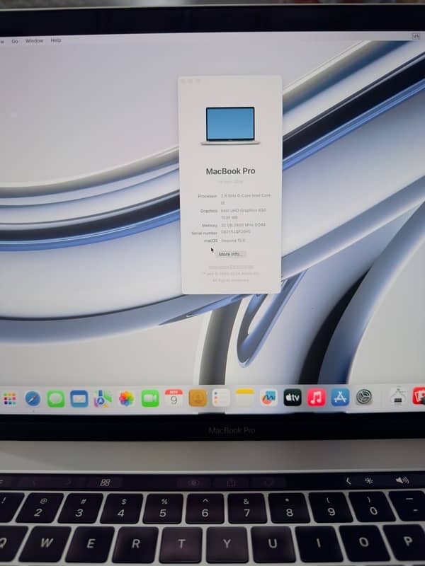 MacBook pro 2018 15.4 inch core i9 CTO 32GB RAM 512GB SSD 6 core GPu 8