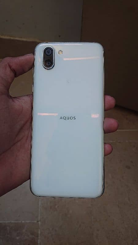 Aquos r2 3