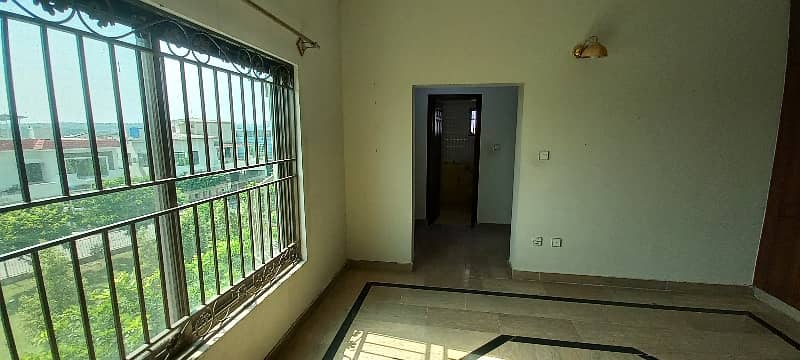 Kanal Upper Portion In Low Rent 4