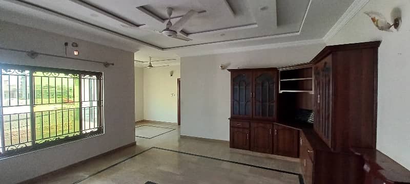 Kanal Upper Portion In Low Rent 8