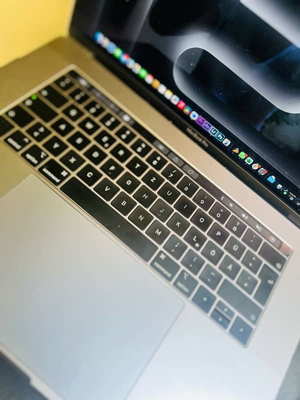 Macbook pro 2018 i9 15 inch 3