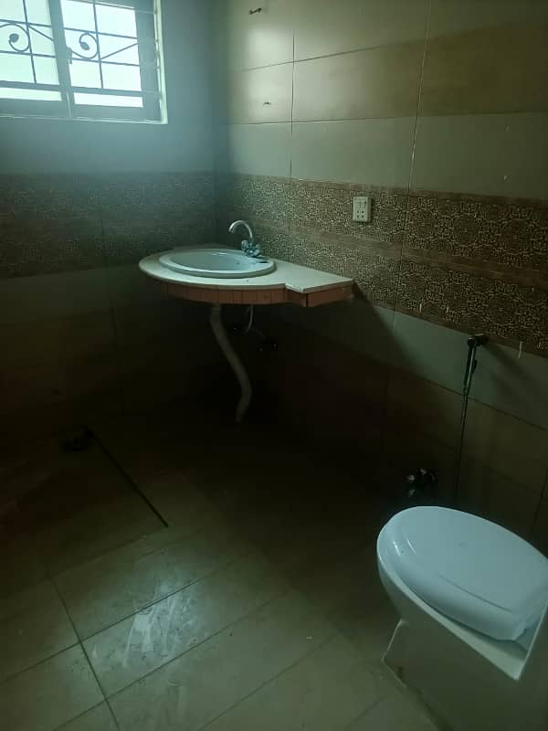 1 KANAL LOWER PORTION AVAILABLE FOR RENT IN VALANCIA HOUSING SOCIETY 7