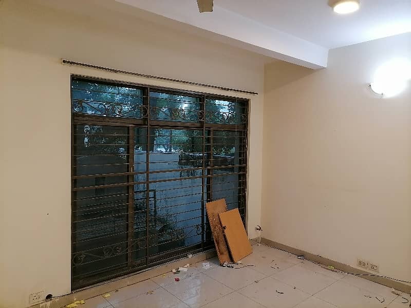 Spacious House Is Available For sale In Ideal Location Of Askari 10 5