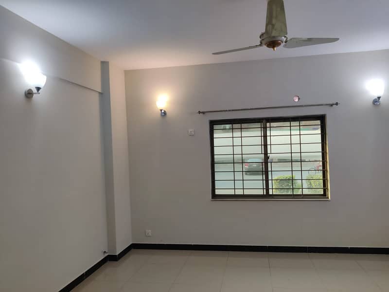 10 Marla old building Flat 7th Floor Available for sale 3