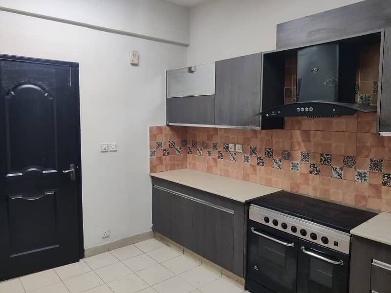 10 Marla old building Flat 7th Floor Available for sale 8