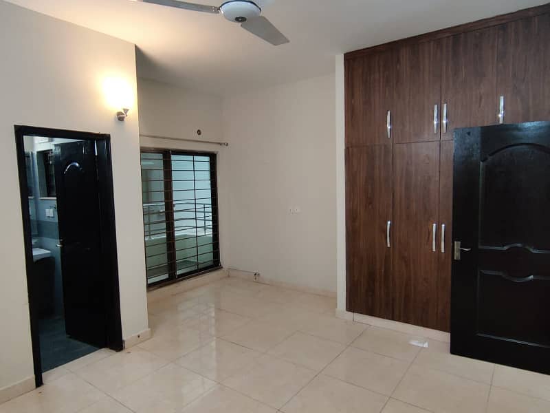 10 Marla old building Flat 7th Floor Available for sale 10