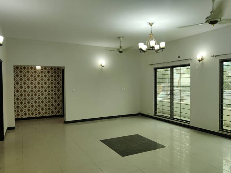 10 Marla old building Flat 7th Floor Available for sale 11