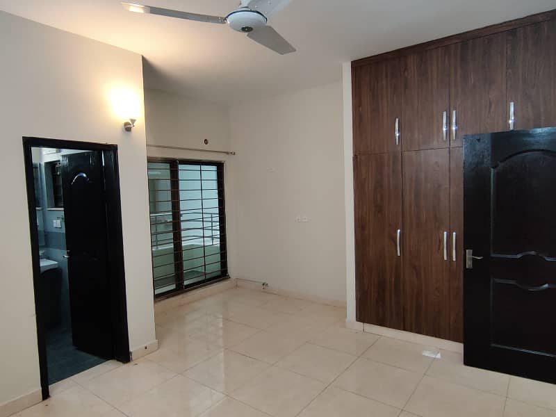 10 Marla old building Flat 7th Floor Available for sale 32