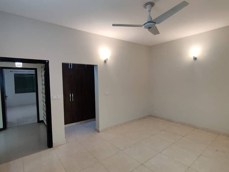 10 Marla old building Flat 6th Floor Available for sale 20