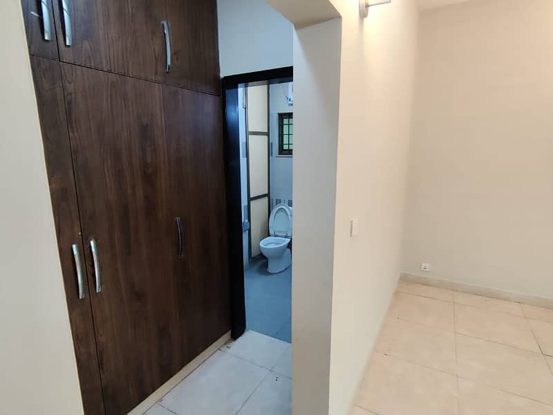 10 Marla old building Flat 6th Floor Available for sale 21