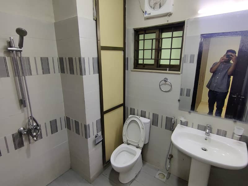 10 Marla old building Flat 6th Floor Available for sale 26