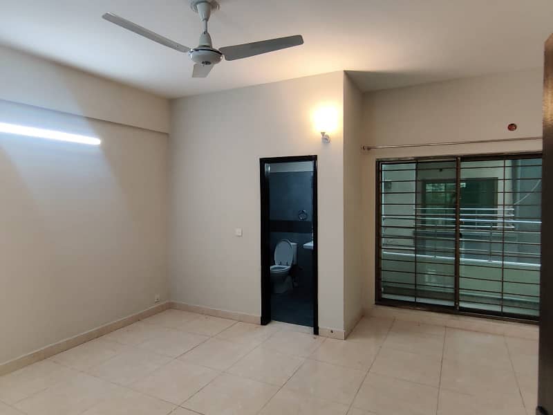 10 Marla old building Flat 6th Floor Available for sale 35