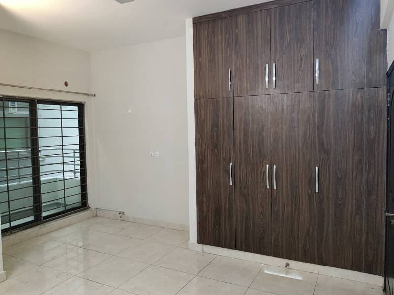 10 Marla old building Flat 4rth Floor Available for sale 30