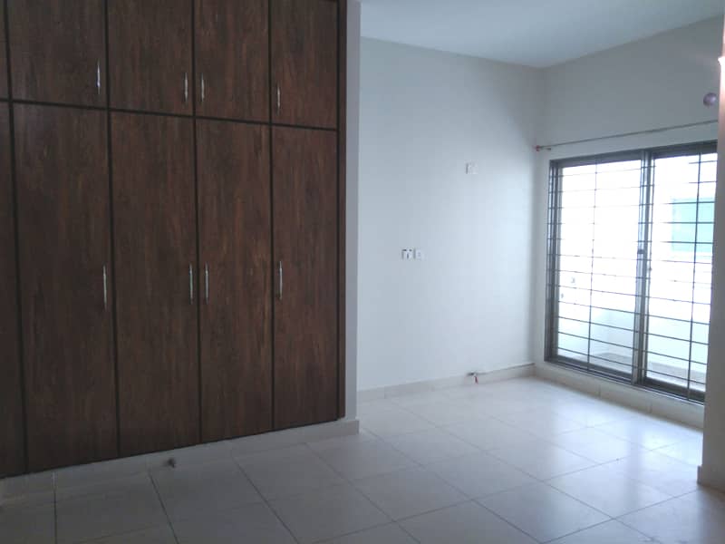 10 Marla Old Building Flat 6th Floor Available For Sale 21