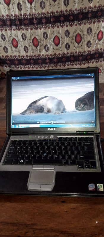 laptop Sel kar raha hoon  battery kharab hai direct chalta hai 2