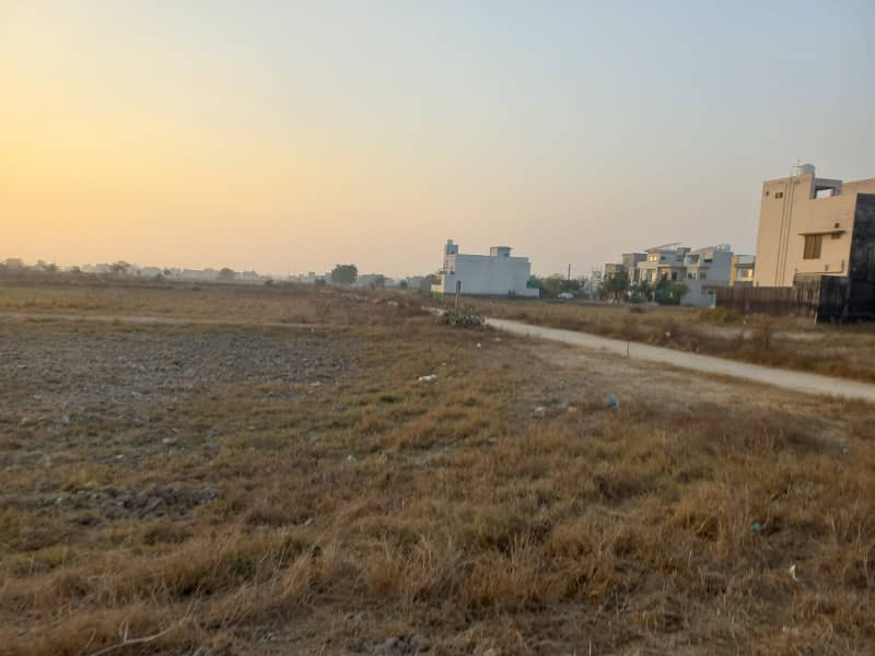 1 KANAL PLOT AVAILABLE FOR SALE F-1107 CORNER 50FT ROAD 0