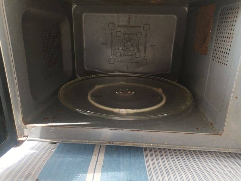 microwave oven in Good condition for sale 3