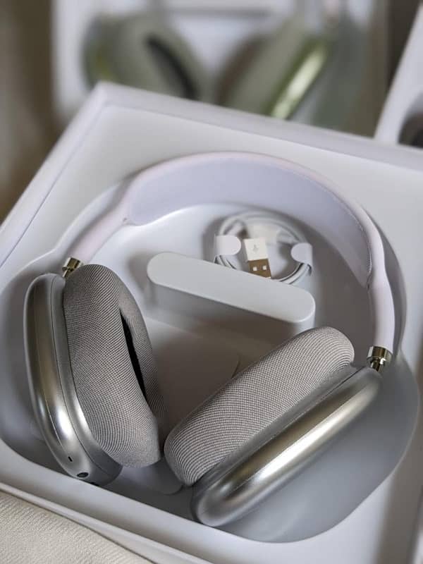 Air_Pods Max titanium version with magnetic 5