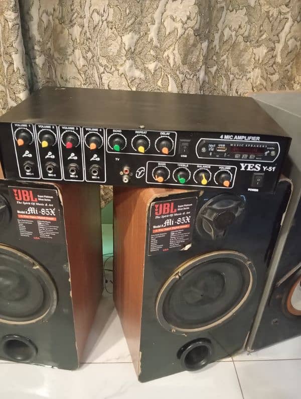 amplifier with the four subwoofer speakers 0