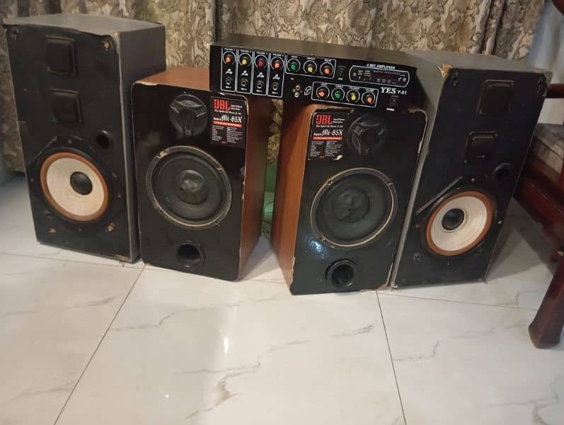 amplifier with the four subwoofer speakers 1