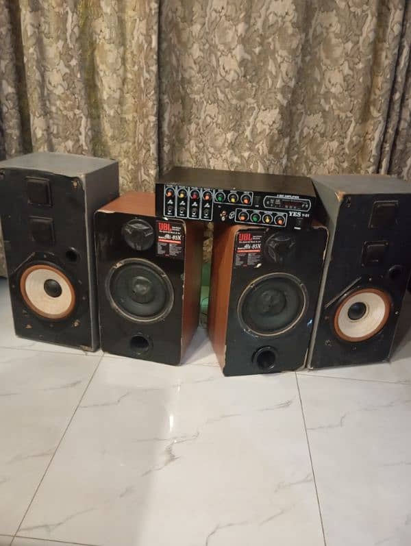 amplifier with the four subwoofer speakers 5