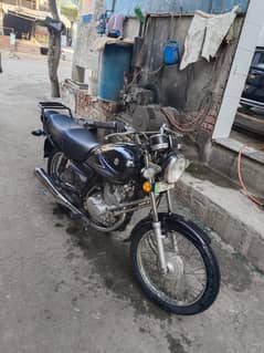 Suzuki GS 150 2015