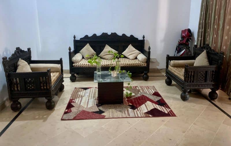 5 seater wooden dewan set in good condition. 0