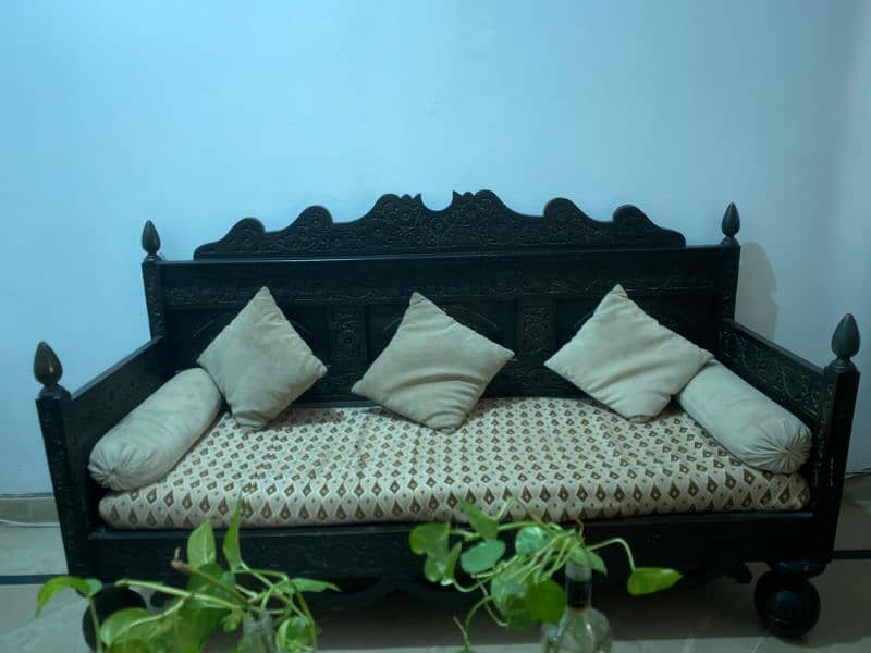 5 seater wooden dewan set in good condition. 2