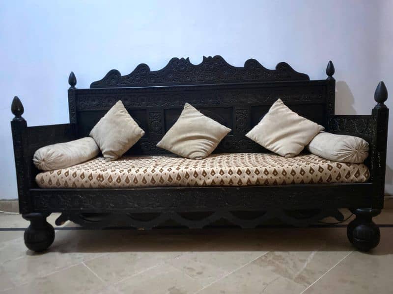 5 seater wooden dewan set in good condition. 4