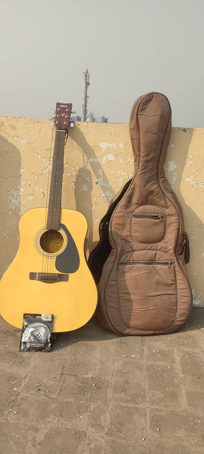 Yamaha F310 acoustic guitar 0