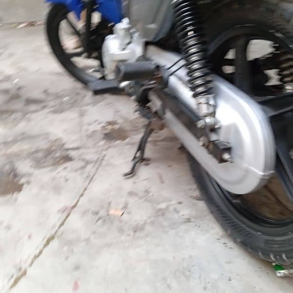 Honda CB 125F 4