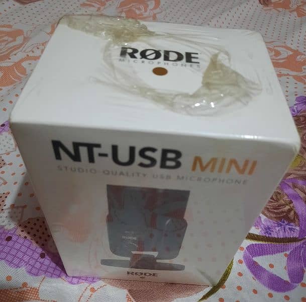 Rode NT-USB mini microphone and professional desk stand. 1