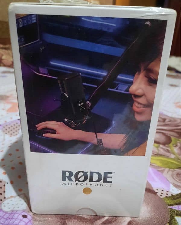 Rode NT-USB mini microphone and professional desk stand. 4