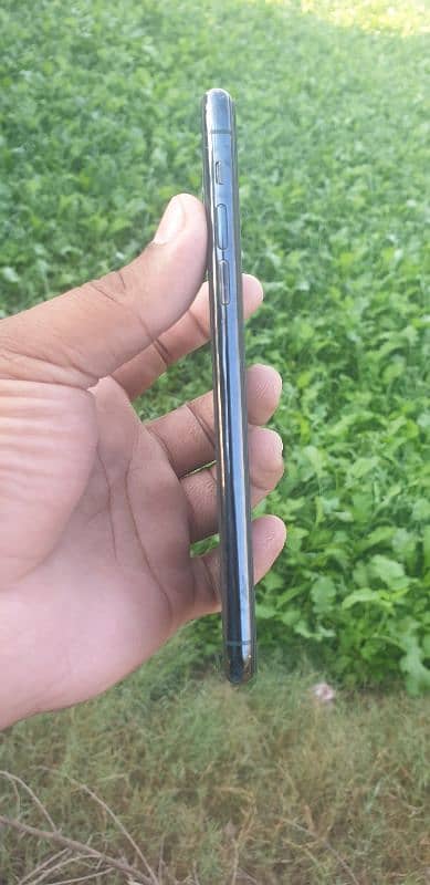 iPhone 11 Pro Max Non PTA 10/9 condition 2