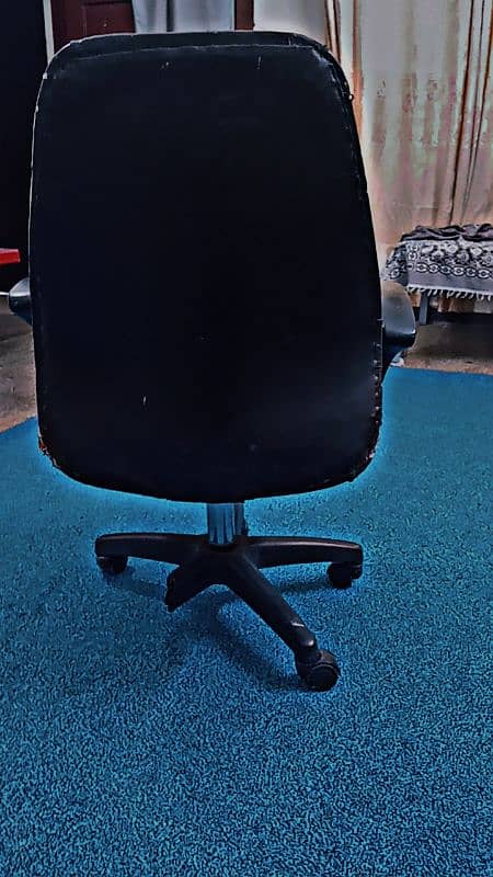 computer chair 1 tyre is damage 3