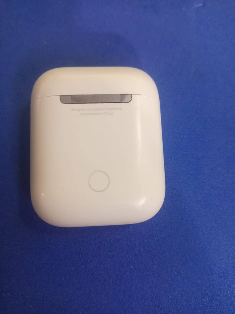 Apple AirPods with Charging Case (2nd Generation) 1