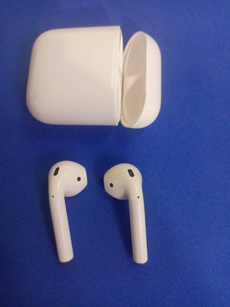 Apple AirPods with Charging Case (2nd Generation) 2