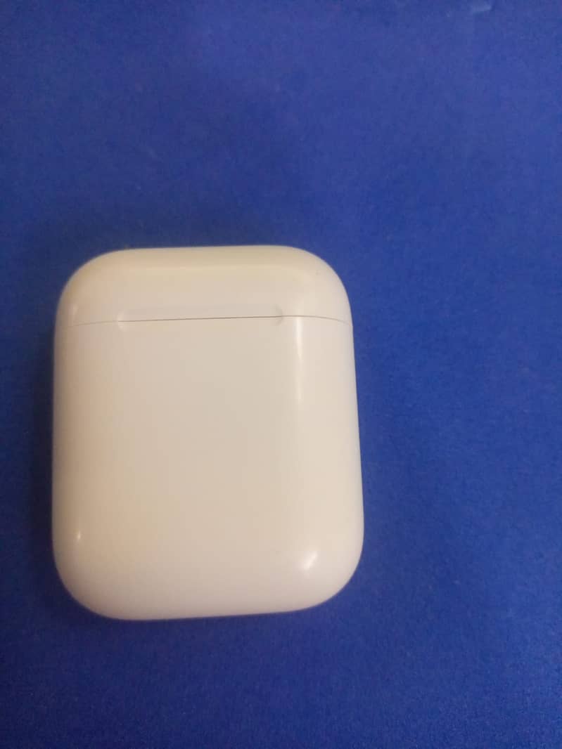 Apple AirPods with Charging Case (2nd Generation) 3