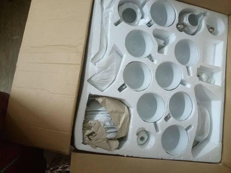 75 piece porcelain crockery set 1