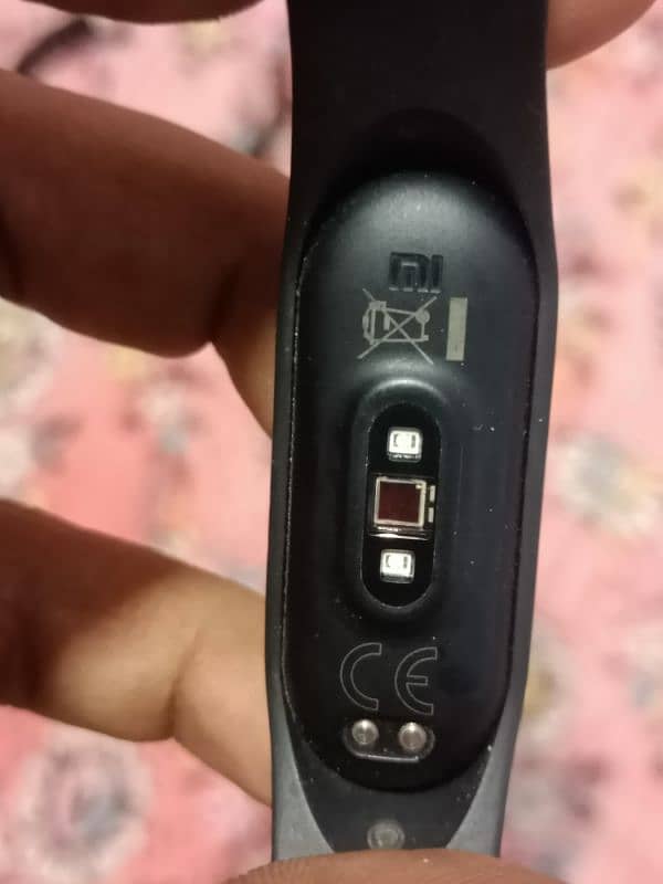 Radmi aur Mi ki hai dono k charger nh hai 1